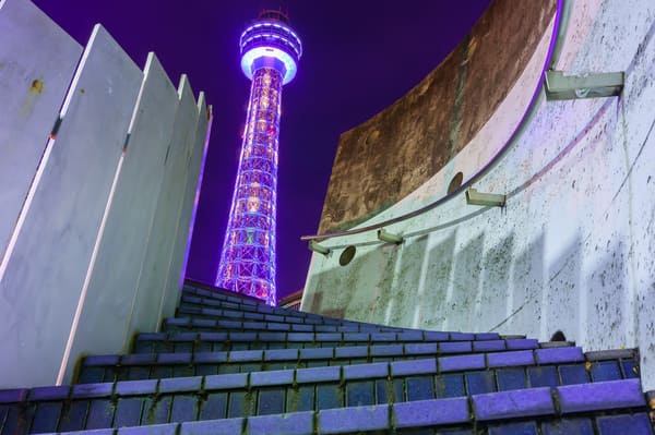 横浜のシンボルのタワー、夜景